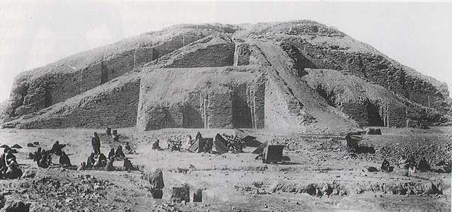 fotografia-del-zigurat-de-ur-de-las-excavaciones-de-l-woolley-1922