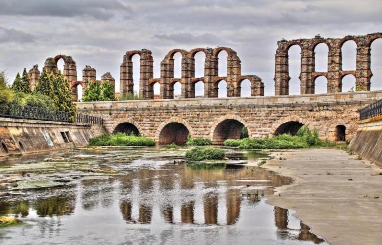 Acueducto de Los Milagros, al fondo y en primer plano puente romano so el río Albarregas, Mérida